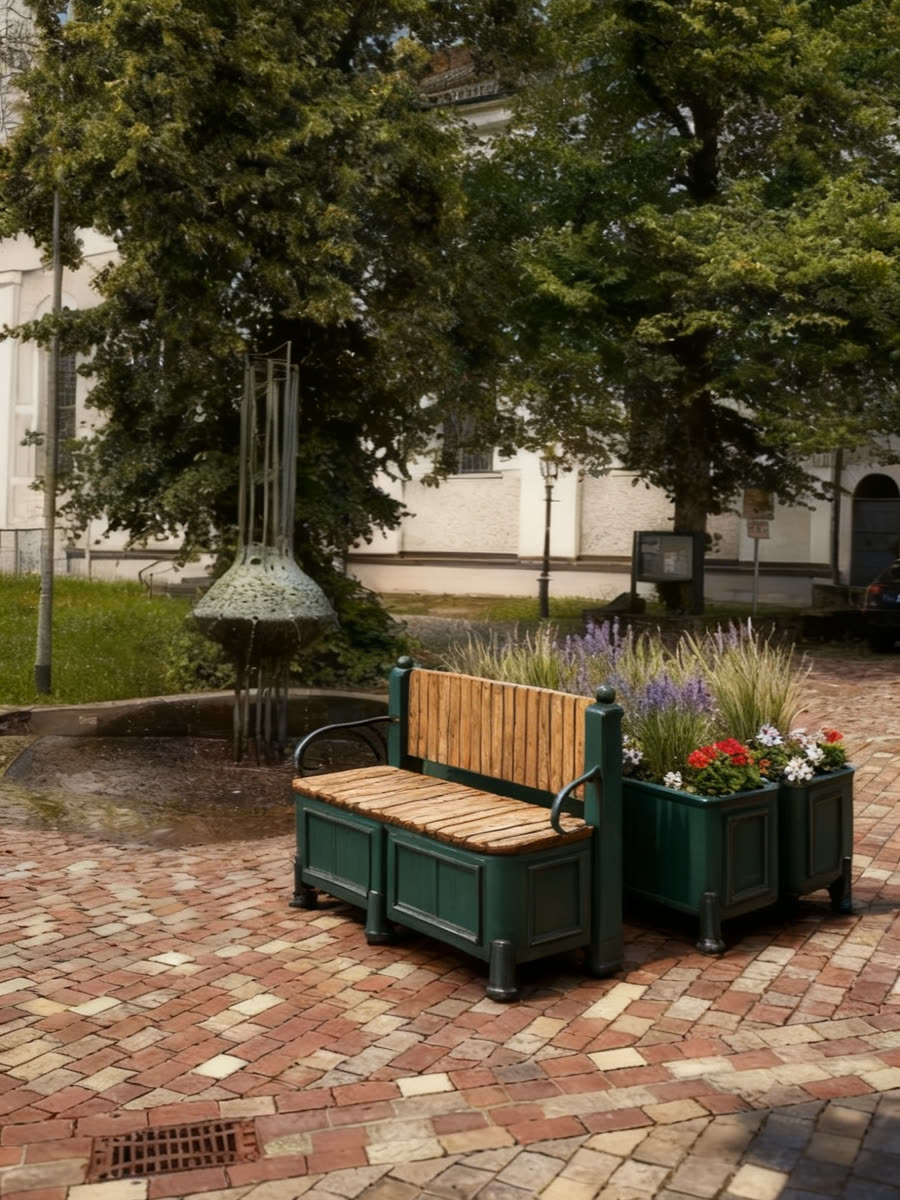 Gepflasterter Platz mit Brunnen, davor eine Bank mit Lehne und Pflanzkübel in Tannengrün mit Eichenholz (Visualisierung)